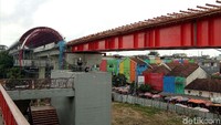 LRT Palembang. Jalur lintasan atau steel box girder tepat di sebelah Jembatan Ampera sudah tersambung. Tersambungnya lintasan ini membuat masyarakat sekitar bangga. Raja Adil Siregar/detikcom.