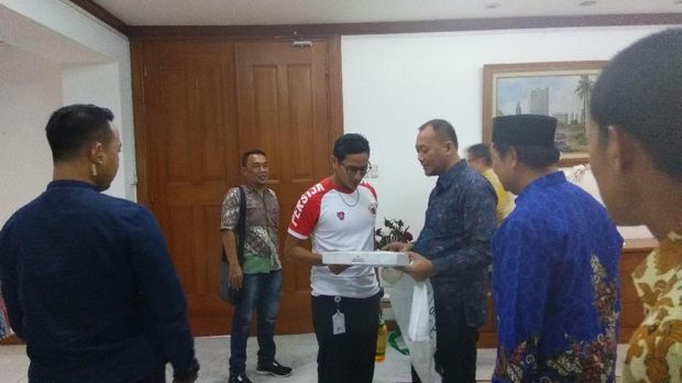 Sandi mengenakan kaos Persija.