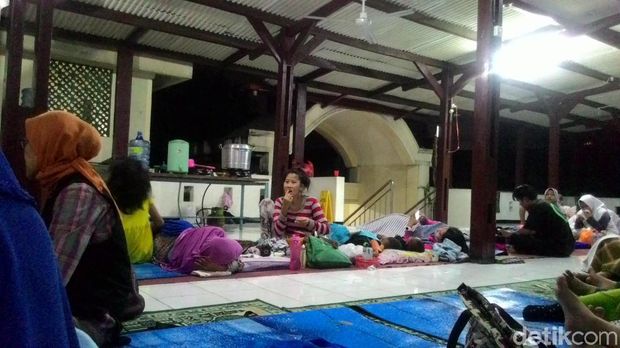 Situasi pengungsi banjir Jatipadang di Masjid Al Ridwan