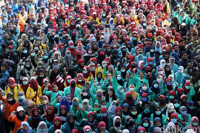 Massa yang tergabung dari mahasiswa dan buruh melakukan aksi Long march dari Patung Kuda menuju Istana Negara, Jakarta, Jumat (20/10/2017).
