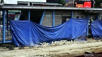 Halte Transjakarta yang berada tepat disebelah area pembangunan underpass masih tetap beroperasi.