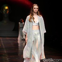 Sapto Djojokartiko menampilkan koleksi terbarunya dengan label Todjo di LAKME Trend Gala, Ballroom Rizt Calton Pasific Place, Jakarta. Rabu, 18/10/2017. [Foto: Mohammad Abduh/Wolipop]