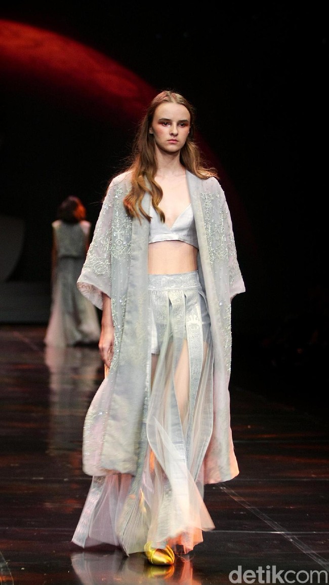 Sapto Djojokartiko menampilkan koleksi terbarunya dengan label Todjo di LAKME Trend Gala, Ballroom Rizt Calton Pasific Place, Jakarta. Rabu, 18/10/2017. [Foto: Mohammad Abduh/Wolipop]