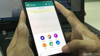 Tekan ikon lampiran dekat ikon kamera. Diikuti pilih opsi Location. Foto: Adi Fida Rahman/detikINET