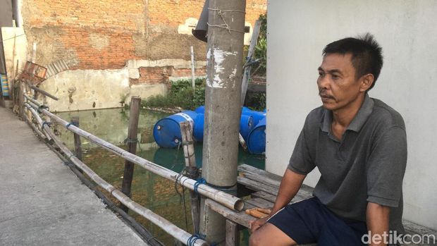 Warga Kampung Apung