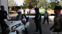 Anies tiba di Balai Kota hari ini pukul 07.47 WIB dengan membonceng motor patwal Dishub