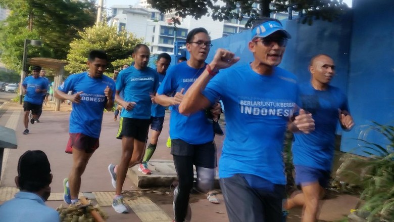 Lintasi Jalan Sudirman, Sandi Tegur Pemotor Parkir di Trotoar Lintasi Jalan Sudirman, Sandi Tegur Pemotor Parkir di Trotoar