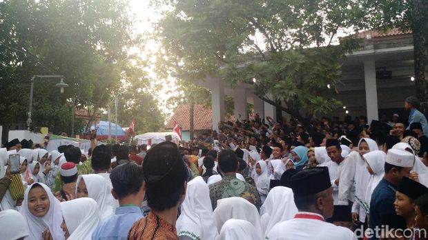 Tiba di ponpes, santri antusias memotret Jokowi