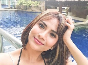 Batal Nikahi Didi Soekarno, Vanessa Angel Jalan dengan Pria Bule