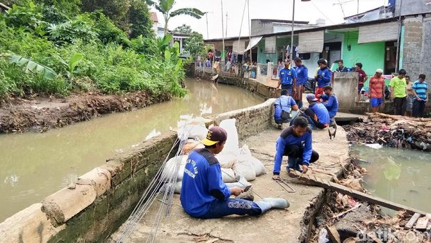  Petugas memperbaiki turap tanggul yang jebol di Jatipadang, Jaksel, Jumat (20/10/2017)