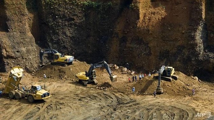 This photo taken on Oct 4, 2015 show heavy earth moving equipment working at a jade mine in Hpakant, Myanmars Kachin State. (Photo: AFP/  Ye Aung Thu) 
Read more at http://www.channelnewsasia.com/news/asiapacific/5-dead-after-myanmar-police-clash-with-jade-scavengers-9327520