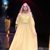 Sapto Djojokartiko menampilkan koleksi terbarunya dengan label Todjo di LAKME Trend Gala, Ballroom Rizt Calton Pasific Place, Jakarta. Rabu, 18/10/2017. [Foto: Mohammad Abduh/Wolipop]