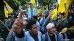 Massa Aksi 3 Tahun Jokowi-JK Injak-injak Kawat Berduri