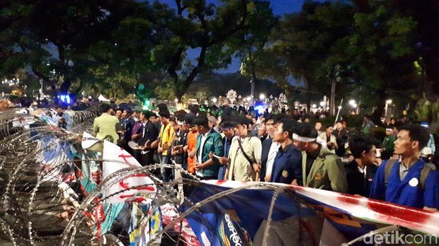 Massa bergandengan tangan, masih demo 3 tahun pemerintahan Jokowi-JK