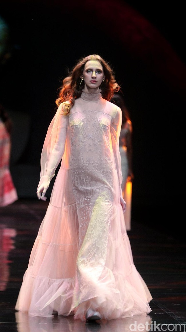 Sapto Djojokartiko menampilkan koleksi terbarunya dengan label Todjo di LAKME Trend Gala, Ballroom Rizt Calton Pasific Place, Jakarta. Rabu, 18/10/2017. [Foto: Mohammad Abduh/Wolipop]