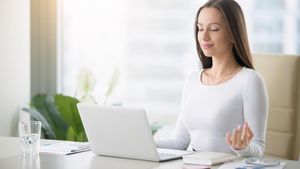 Serangan Panik di Kantor Muncul Jelang Weekend? Ini Cara Atasinya