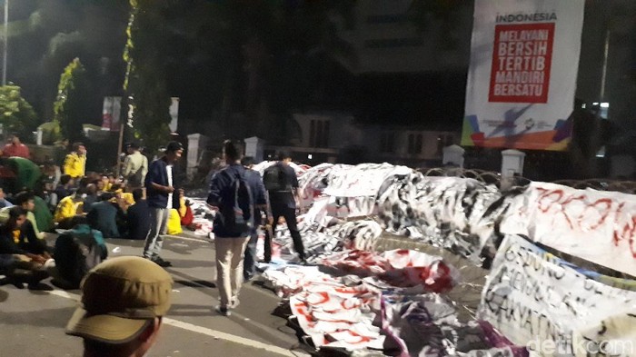 Jelang Tengah Malam, Mahasiswa Masih Bertahan di Depan Istana