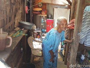 Kisah Nenek Wati Hidup Sebatang Kara di Pinggir Rel Kota Serang