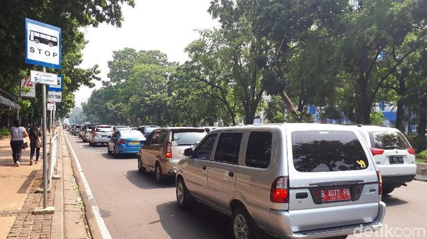 Kondisi lalin di Medan Merdeka Barat sempat macet sebelum ditutup