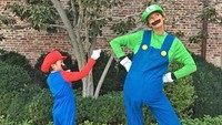 Gisele Bundchen dan putranya tampak lucu kala mengenakan kostum karakter game Nintendo yakni Mario dan Luigi Bros. (Dok. Instagram/gisele)