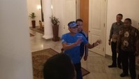 Foto: Sandiaga tegur pemotor yang parkir di atas trotoar Jalan Jenderal Sudirman. (Taufiq/detikcom)