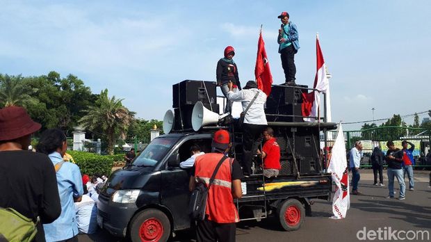 Massa buruh menuntut beberapa hal seperti upah lembur