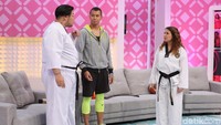 Di program Trans TV Brownis pada Jumat (20/10), Tya Ariestya unjuk kebolehan olahraga bela diri.  Foto: Hanif Hawari/ detikHOT
