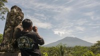 Masyarakat memantau aktivitas Gunung Agung (Foto: ANTARA FOTO/Nyoman Budhiana)
