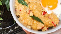 Saus telur asin yang guruh sangat cocok disiram di atas ayam goreng, dori tepung hingga jamur goreng. Hingga saat ini hampir semua kafe dan resto menyajikan menu dengan campuran saus telur asin. Tidak hanya rice bowl, tapi juga cheesecake. Foto: Istimewa