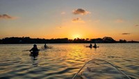 Sunset indah pun bisa menjadi bonus di saat-saat tertentu. Untuk harganya, dimulai dari 49 USD atau setara dengan Rp 662 ribu (Facebook/Get Up and Go Kayaking)