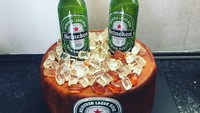 Kalau ini cake buatan Scrummy Mummy Cakes. Dibuat untuk seseorang yang ulang tahun ke-40 dengan hiasan botol bir Heineken sungguhan. Foto: Istimewa