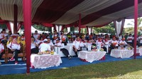 Anies dan Sandiaga duduk bersama jajaran pengurus Pemprov DKI di tenda. Sandiaga terlihat mengepalkan tangannya dan semringah. (Foto: Mochammad Zhacky/detikcom)