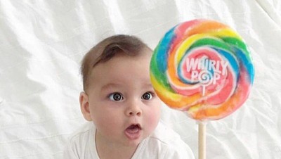 Ekspresi Kocak si Kecil Saat Mupeng Lihat Makanan