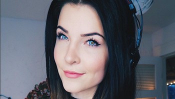 Chloe Lock merupakan gamer dan juga model. Video game yang menjadi favoritnya adalah Counter Strike: Global Offensive. (Foto: Instagram/chloelockleyy)