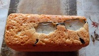 Mungkin pembuat kue sempat mencari-cari dimana kacamatanya. Ternyata ada di dalam cake! Foto: Istimewa