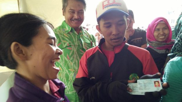 Warga senang kini telah mengantongi identitas resmi.