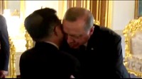 Tak hanya bersalaman, Wapres JK dan Erdogan terlihat berpelukan dan cipika-cipiki. Presiden Erdogan pun menyapa JK dengan, My brother how are you? (Foto: Andhika Prasetia/detikcom)