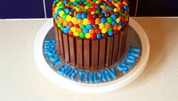 Pour Cake ini keren banget ya? Dibuat Hannah Bakes Cakes dengan taburan banyak M&Ms. Foto: Istimewa