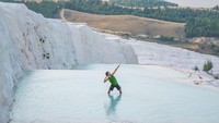 Di Denizli, Turki terdapat pemandian air panas alami yang unik. Nuansanya seperti di dunia mimpi dengan lumpur putih hangat! (Seek The World)