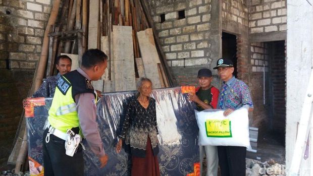 Patut Dicontoh, Polisi ini Sisihkan Tunjangan untuk Warga Miskin