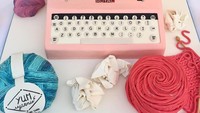 Siapa ingat mesin tik? Charm City Cakes membuat mesin tik yang bisa dimakan loh. Tampilannya cantik berwarna pink, lengkap dengan kertas yang keluar dari mesin tik tersebut. Foto: Istimewa