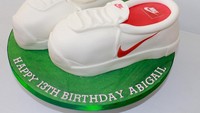 Yang nggak kalah unik dari Scrummy Mummy Cakes adalah cake bertema snekars Nike. Foto: Istimewa