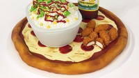 Masih dari kreasi Charm City Cakes, ada cake bentuk nasi, pizza, fried chicken dan bir. Wah, yang dapat cake ini pasti seneng banget! Foto: Istimewa