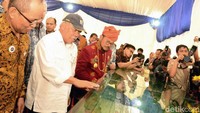 Menteri Pekerjaan Umum dan Perumahan Rakyat (PUPR) Basuki Hadimuljono bersama Gubernur Sulawesi Selatan (Sulsel) Syahrul Yasin Limpo, Kamis (19/10/2017), meresmikan Underpass Simpang Mandai sekaligus pencanangan pembangunan tol layang Andi Pangerang (AP) Pettarani. Pool/Kementerian PUPR.