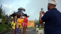 Wisatawan berfoto di Pura Besakih, Kabupaten Karangasem, Bali, Jumat (20/10). Wira Suryantala/Antara Foto.