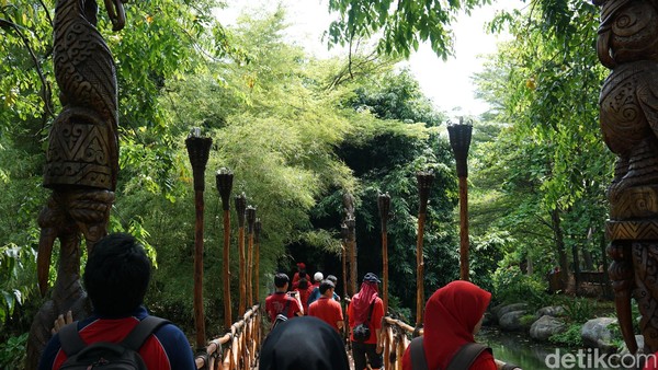 Suasananya bertemakan hutan rimba. Mulai dari gazebo, jembatan, hingga berbagai propertinya pun senada dengan alam (Shinta/detikTravel)