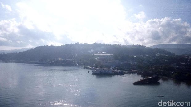 Panorama indah dari atas Jembatan Merah Putih (Syanti/detikTravel)