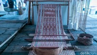 Koleksi alat tenun tradisional suku Dayak juga dipamerkan.