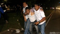 Polisi membubarkan mahasiswa karena menggelar aksi hingga melewati batas waktu.