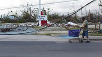 Rumah dan bangunan publik hancur. Alvin Baez/Reuters.